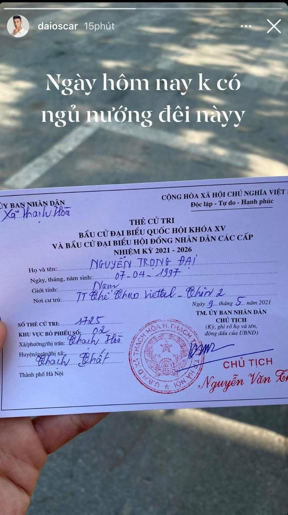 Cầu thủ Trọng Đại khoe thẻ cử tri, đi bầu từ sáng sớm.