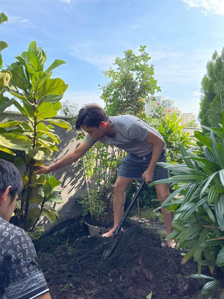 Ông xã Đàm Thu Trang vui vẻ khi tự tay trồng và sắp xếp lại cây cối ở sân thượng. Ông xã Đàm Thu Trang vui vẻ khi tự tay trồng và sắp xếp lại cây cối ở sân thượng.