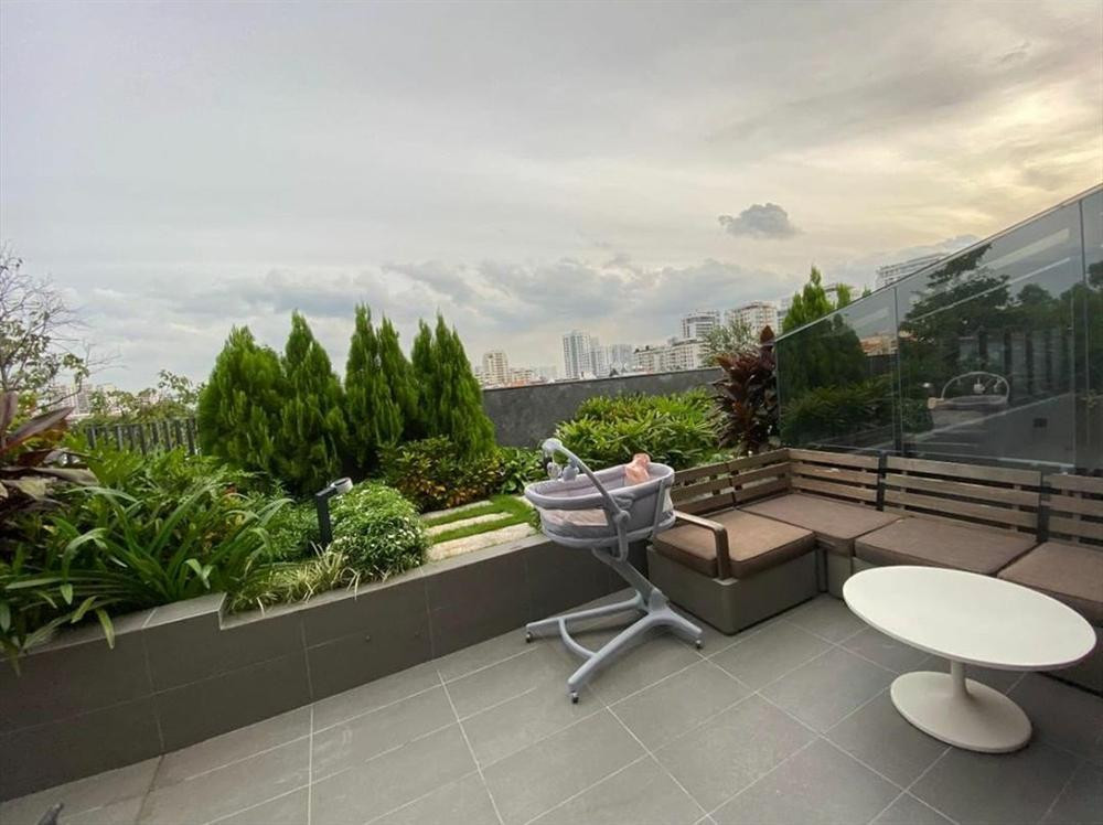 Sân thượng là không gian "chill" của cả gia đình bé Suchin. Sân thượng là không gian "chill" của cả gia đình bé Suchin.