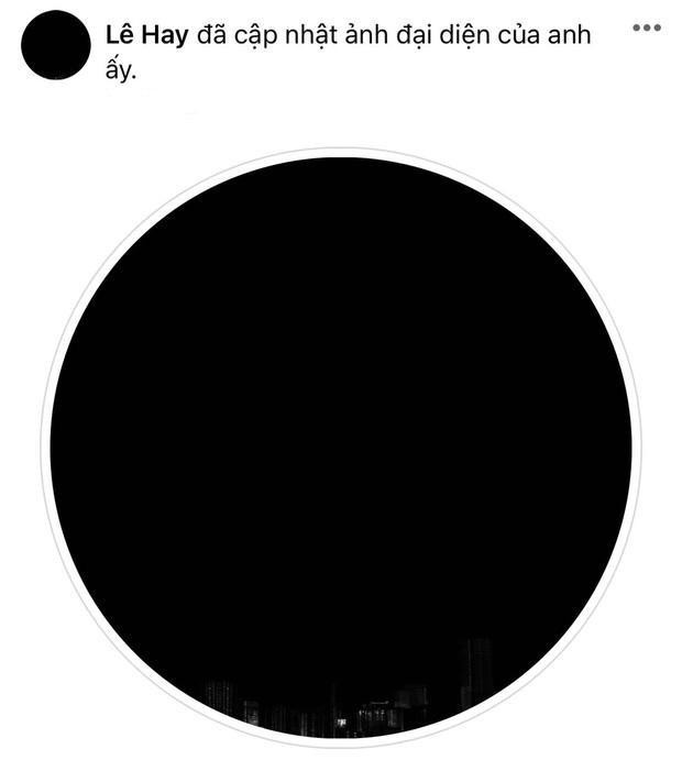 Đạo diễn Lê Hay - chồng của ca sĩ Phan Cẩm Vân đã đổi ảnh đại diện sang màu đen. Đạo diễn Lê Hay - chồng của ca sĩ Phan Cẩm Vân đã đổi ảnh đại diện sang màu đen.