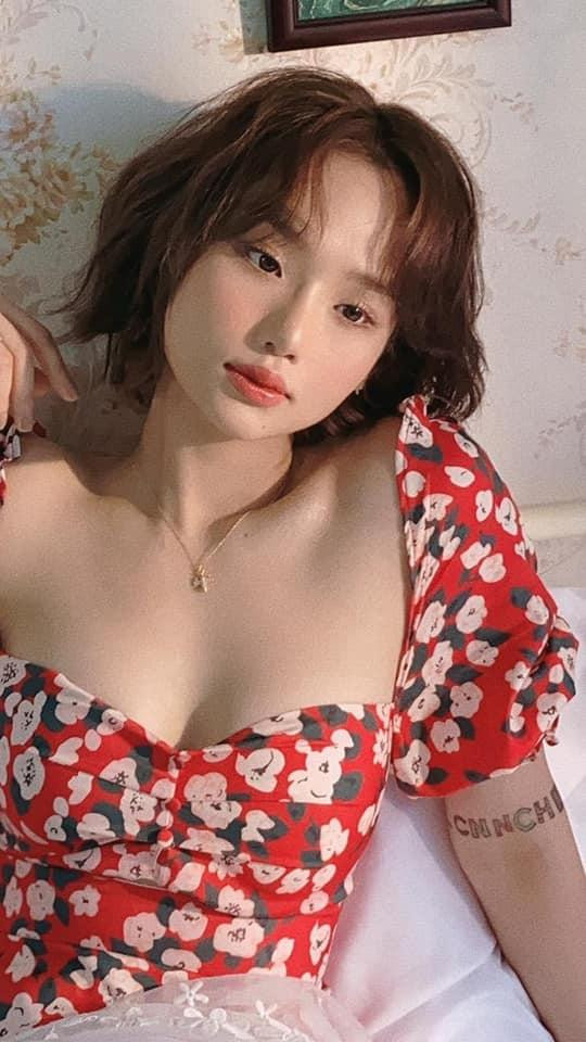 Hình xăm chữ với nhiều màu khác nhau nổi tiếng của Miu Lê. Hình xăm chữ với nhiều màu khác nhau nổi tiếng của Miu Lê.