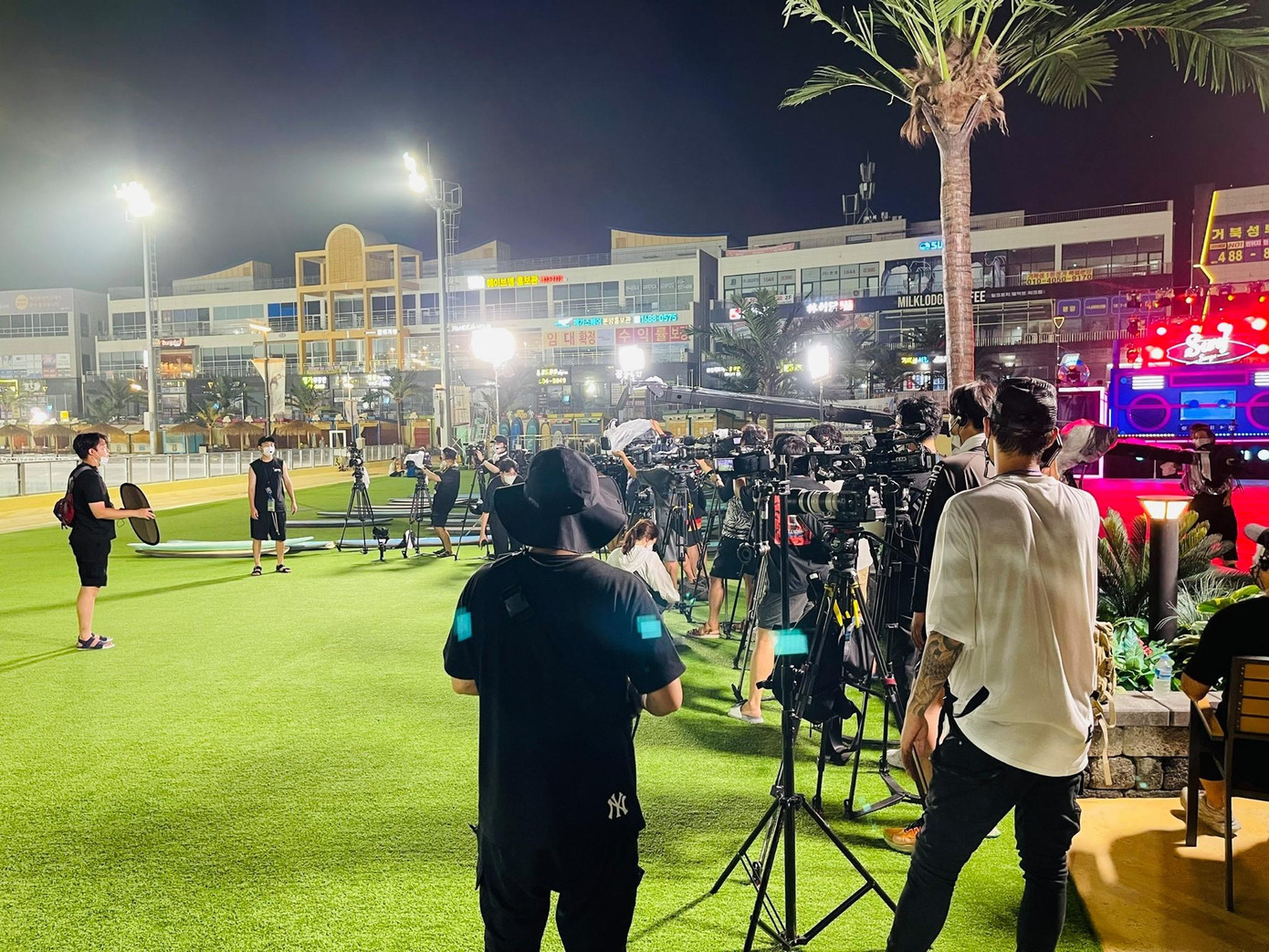 Ê-kíp hùng hậu của Hàn Quốc hỗ trợ ghi hình Running Man Vietnam mùa 2. Ê-kíp hùng hậu của Hàn Quốc hỗ trợ ghi hình Running Man Vietnam mùa 2.