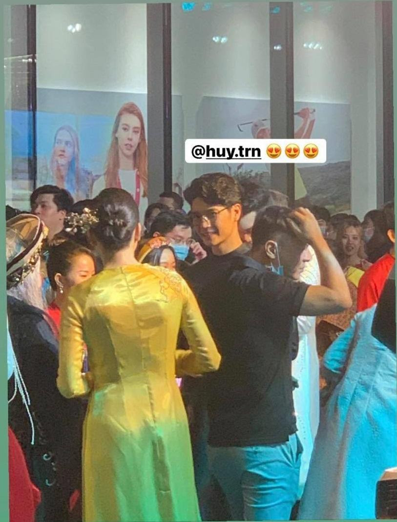 Anh không ngại tương tác với ống kính của fan khi đang trò chuyện với Ngô Thanh Vân. Anh không ngại tương tác với ống kính của fan khi đang trò chuyện với Ngô Thanh Vân.