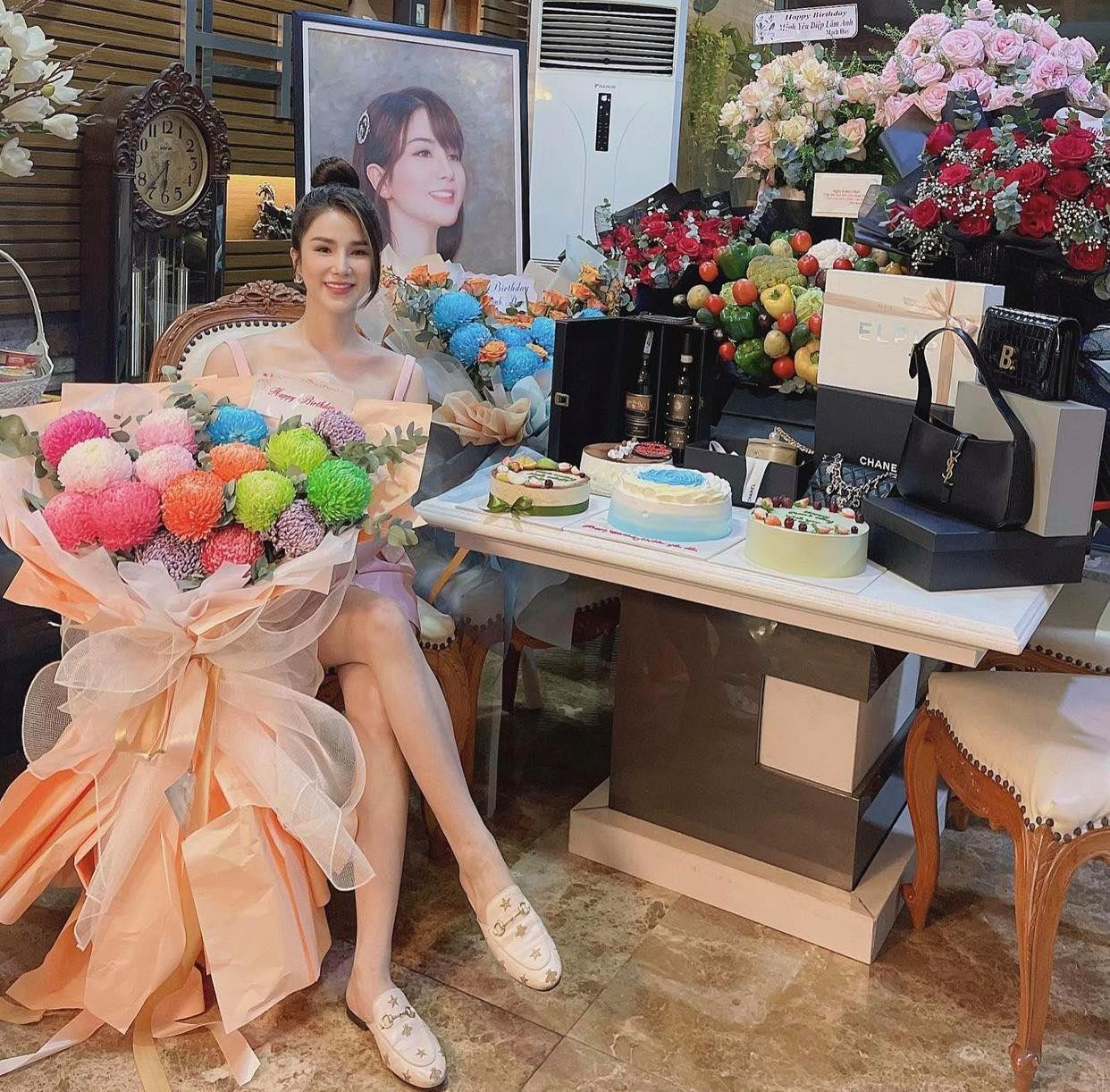 Hình ảnh đón tuổi mới được Diệp Lâm Anh đăng trên Instagram.