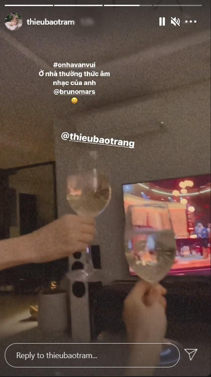 Thiều Bảo Trâm "ở nhà vẫn chill" cùng chị gái Thiều Bảo Trang. Thiều Bảo Trâm "ở nhà vẫn chill" cùng chị gái Thiều Bảo Trang.