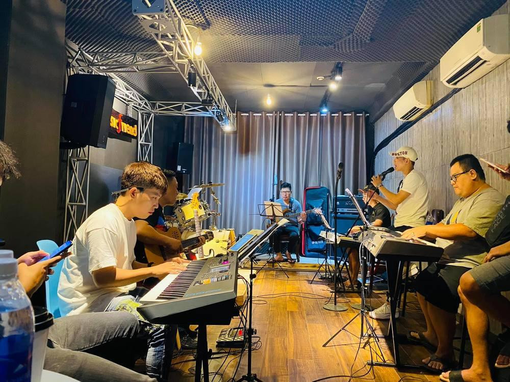 Hình ảnh ca sĩ tập luyện cùng ban nhạc.