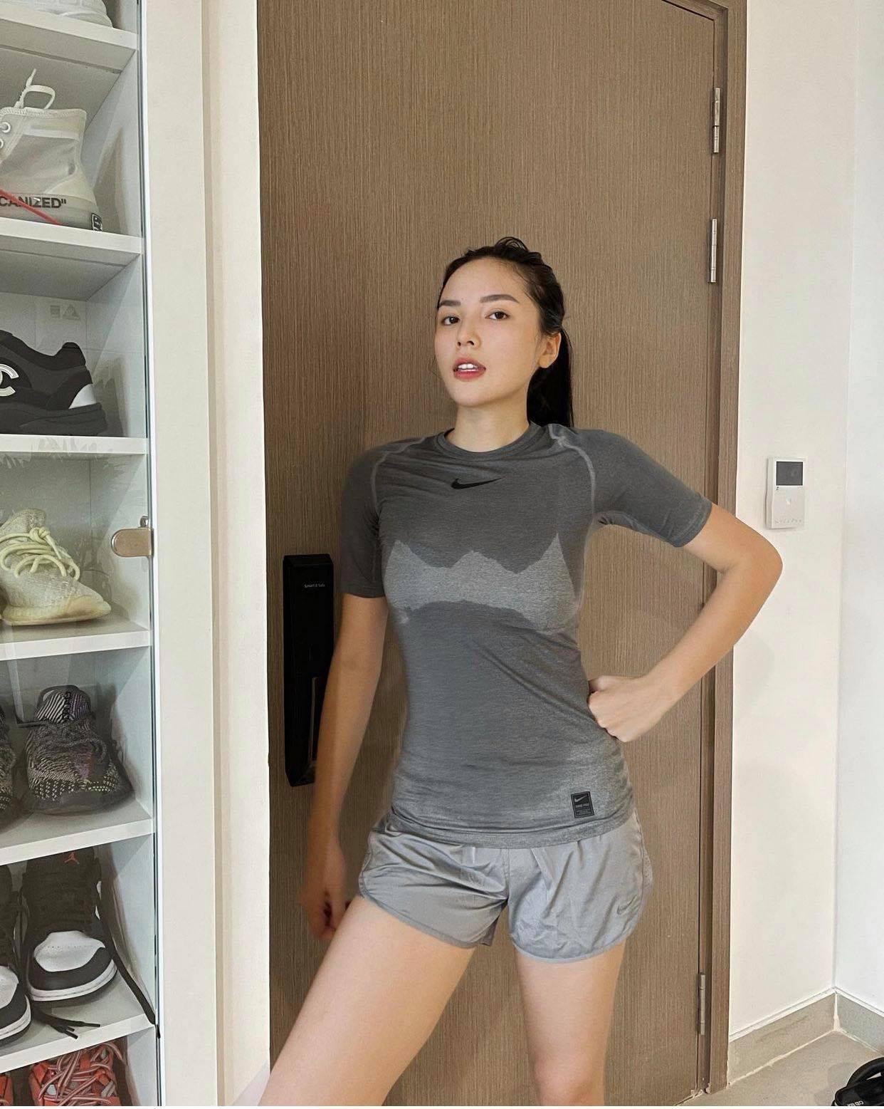 Hoa hậu Kỳ Duyên khoe thành quả luyện tập ướt đẫm mồ hôi, cô chọn áo thun thể thao cùng quần soóc đơn giản cho "thời trang chạy bộ".