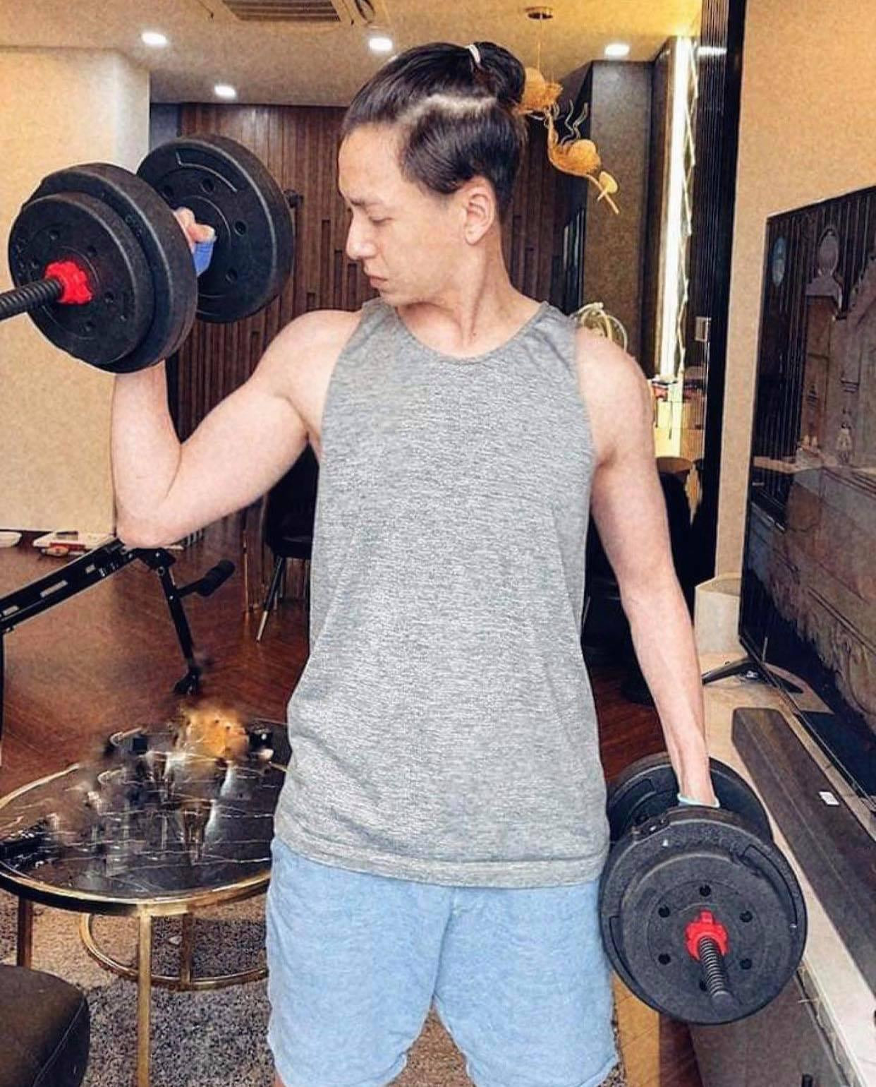 Giọng ca &quot;Giả Vờ Yêu&quot; khoe ảnh tập chăm chỉ tại nhà.