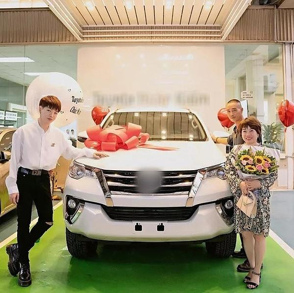 Ca sĩ mua xe tặng bố mẹ. Ca sĩ mua xe tặng bố mẹ.