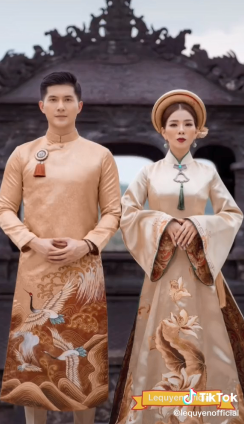 Hình ảnh diện trang phục truyền thống của cặp đôi.