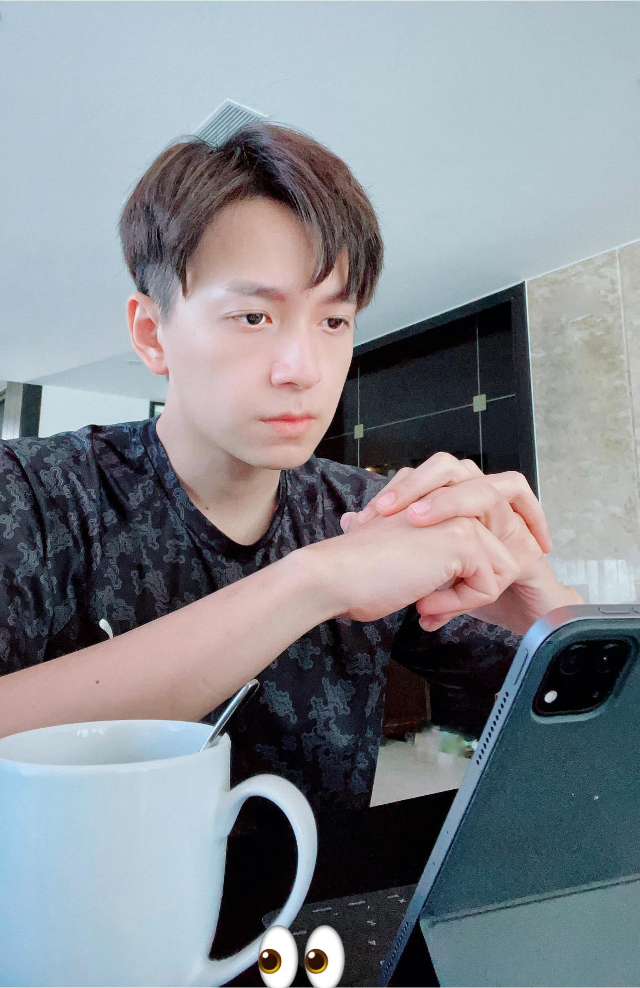 Ngô Kiến Huy tranh thủ làm việc từ xa. Ngô Kiến Huy tranh thủ làm việc từ xa.