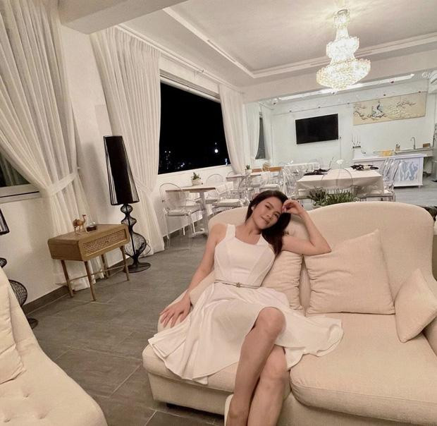 Biệt thự mới trở thành địa điểm &quot;sống ảo&quot; của người đẹp sinh năm 1982.