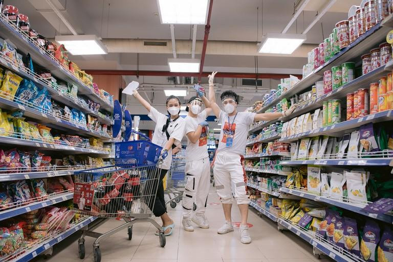 MV Vietnam Stay Strong cũng sẽ thể hiện theo cách “thước phim tư liệu” do đạo diễn Đinh Hà Uyên Thư thực hiện, sẽ ra mắt vào ngày 25/8 tới đây. MV Vietnam Stay Strong cũng sẽ thể hiện theo cách “thước phim tư liệu” do đạo diễn Đinh Hà Uyên Thư thực hiện, sẽ ra mắt vào ngày 25/8 tới đây.