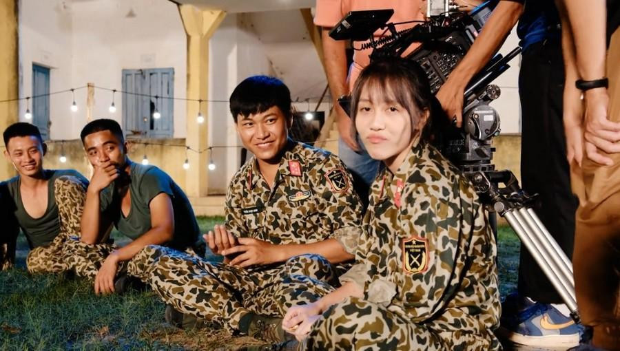 Hậu Hoàng, Mũi trưởng Long thân thiết hơn trong MV. Hậu Hoàng, Mũi trưởng Long thân thiết hơn trong MV.