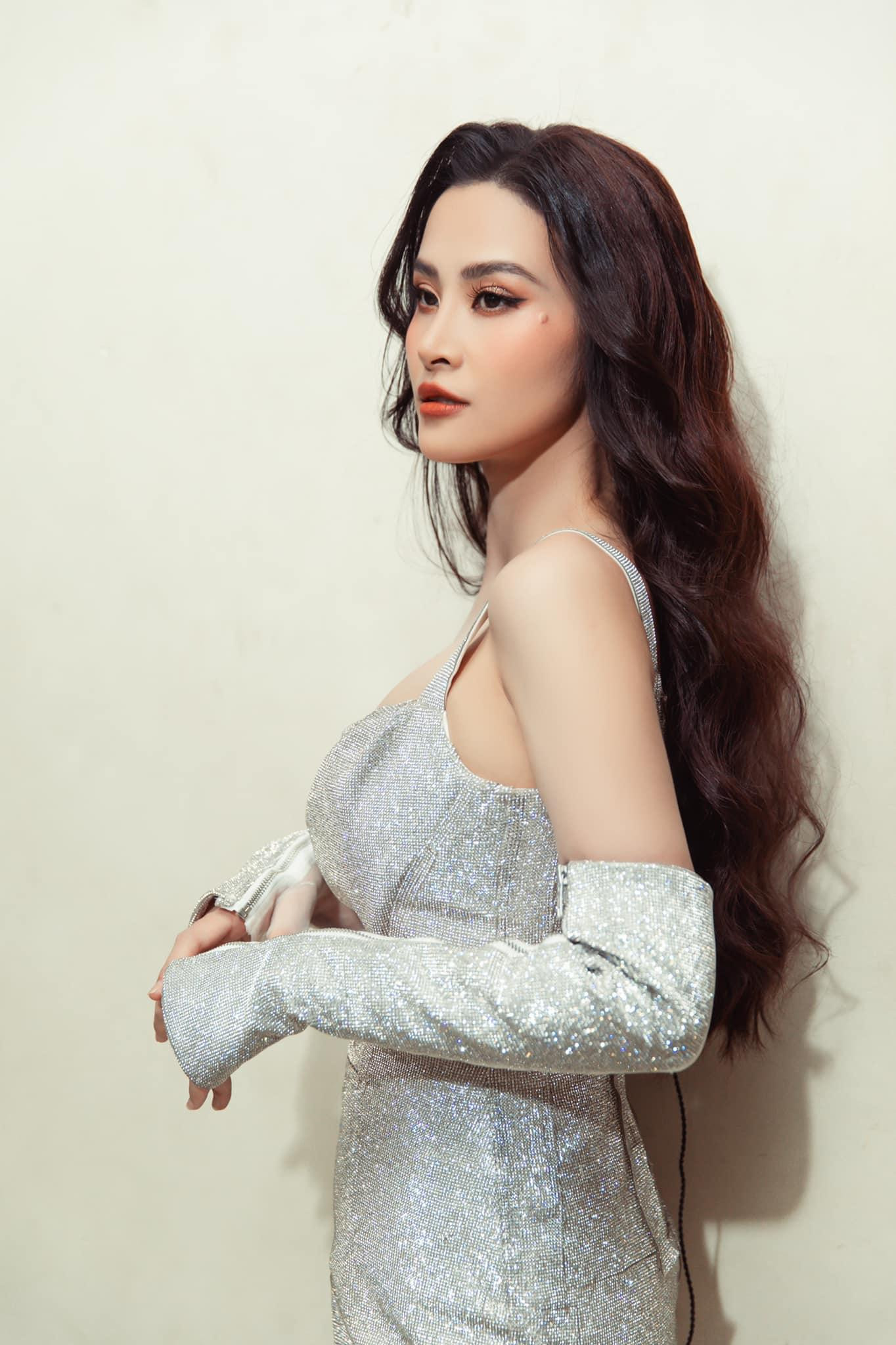 Outfit lấp lánh tạo hiệu ứng sân khấu cho ca sĩ.