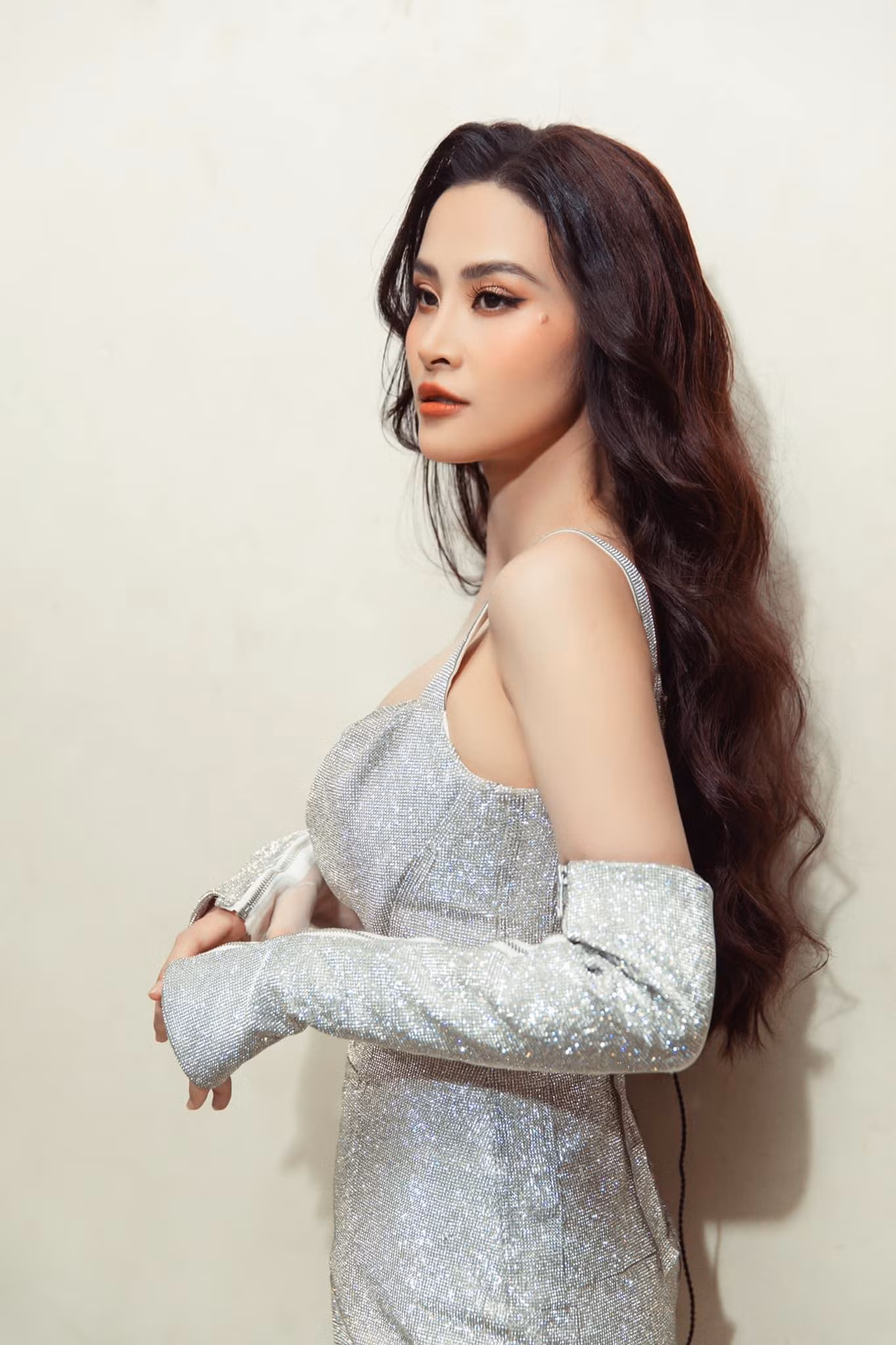 Outfit lấp lánh tạo hiệu ứng sân khấu cho ca sĩ.