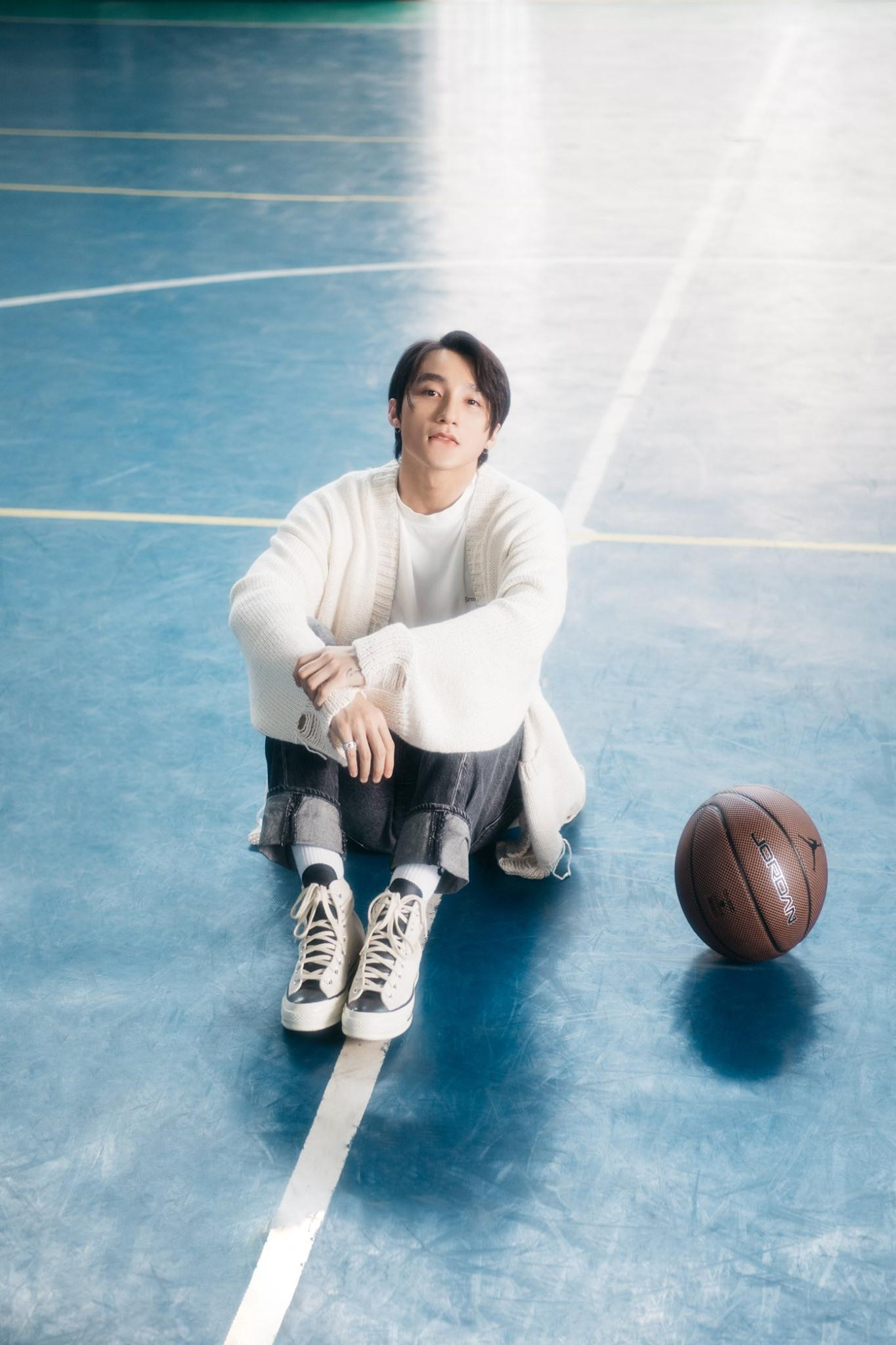 Tạo hình của giọng ca Lạc Trôi trong MV mới. Tạo hình của giọng ca Lạc Trôi trong MV mới.