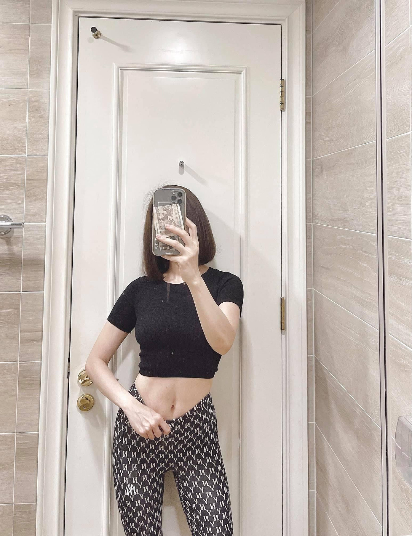 Lệ Quyên chọn đồ tập cùng công thức với Hiền Hồ, vóc dáng tuổi 40 của ca sĩ là niềm mơ ước của nhiều cô gái.