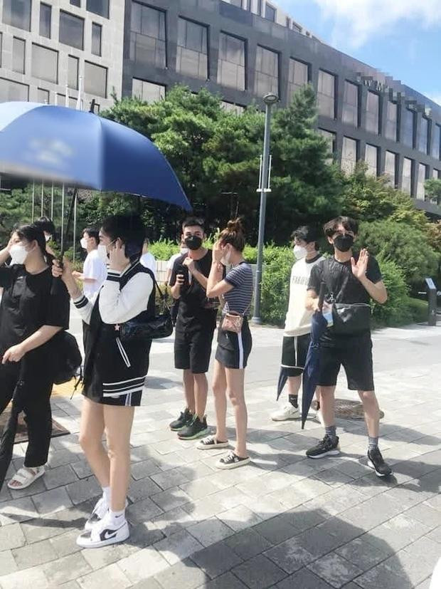 Khi các nghệ sĩ đã có mặt ở xứ sở kim chi vẫn không thấy "em út" đâu. Khi các nghệ sĩ đã có mặt ở xứ sở kim chi vẫn không thấy "em út" đâu.