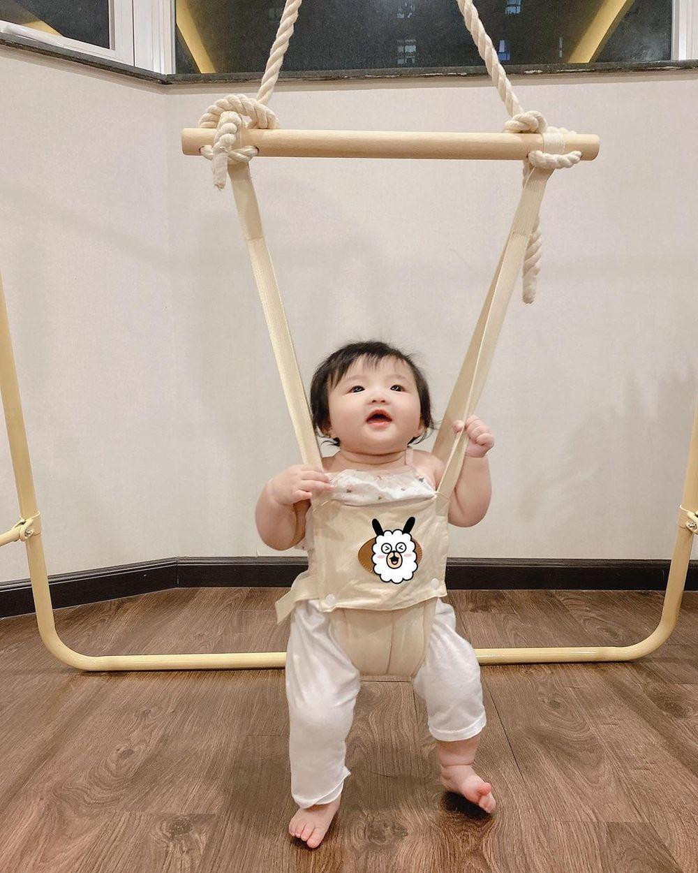 Winnie vừa được Đông Nhi - Ông Cao Thắng mua cho đồ chơi mới. Winnie vừa được Đông Nhi - Ông Cao Thắng mua cho đồ chơi mới.