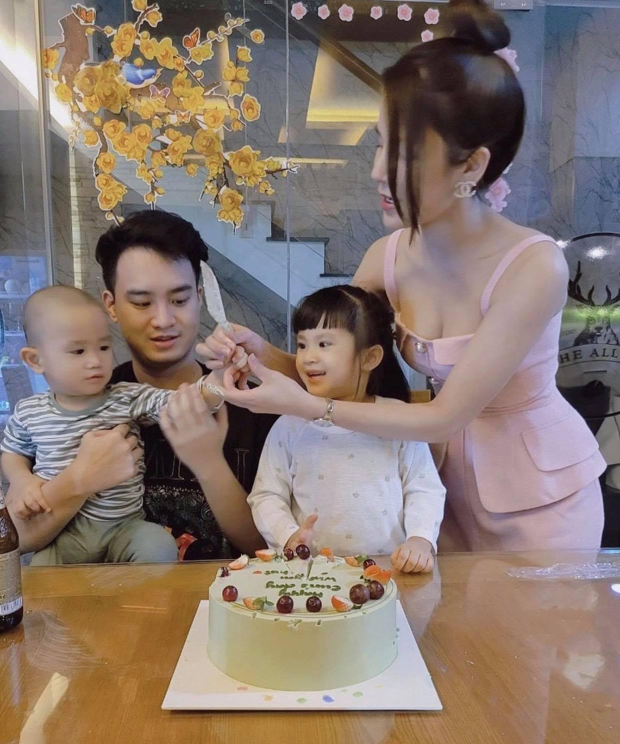 Hình ảnh gia đình 4 thành viên vừa được cô đăng tải. Hình ảnh gia đình 4 thành viên vừa được cô đăng tải.