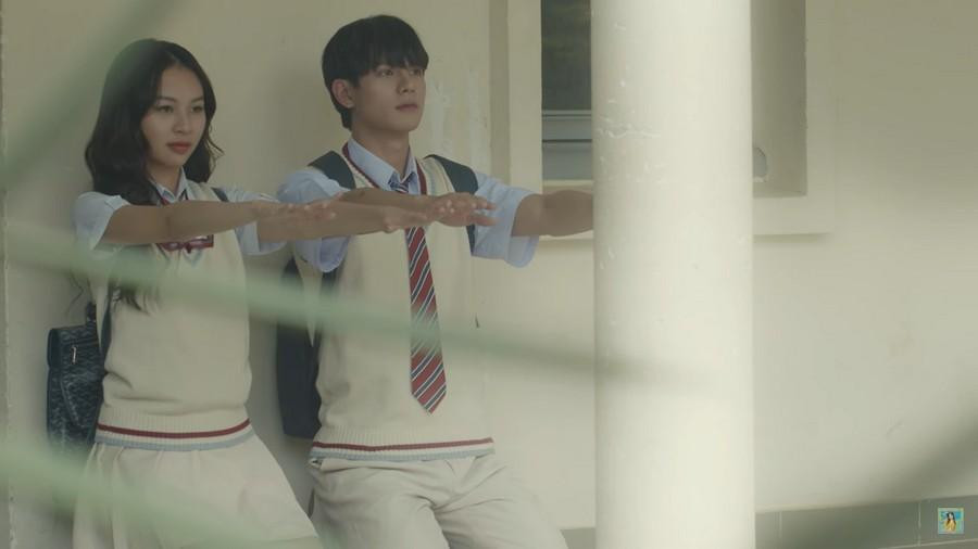 Chuyện tình trong trẻo đầu đời được kể nhẹ nhàng trong MV. Chuyện tình trong trẻo đầu đời được kể nhẹ nhàng trong MV.