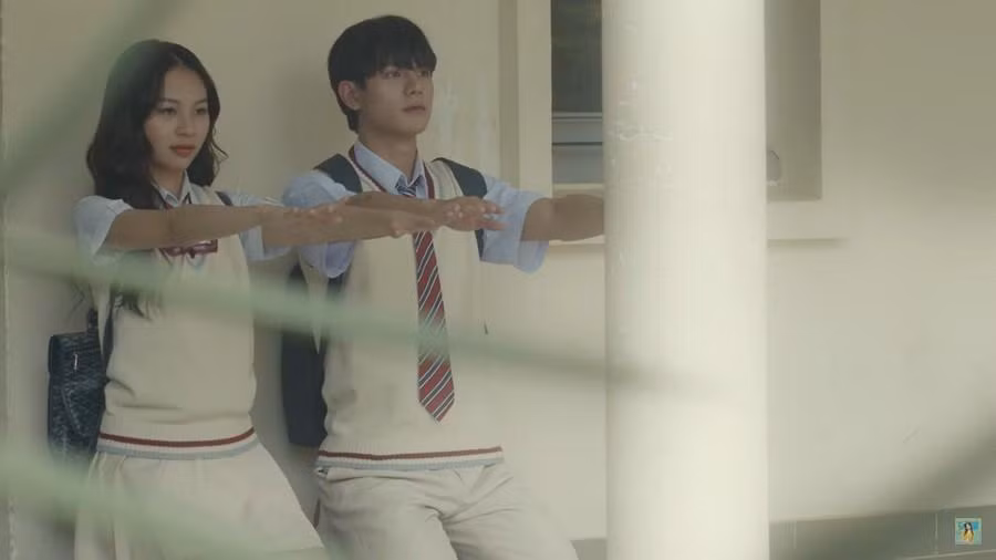 Chuyện tình trong trẻo đầu đời được kể nhẹ nhàng trong MV. Chuyện tình trong trẻo đầu đời được kể nhẹ nhàng trong MV.