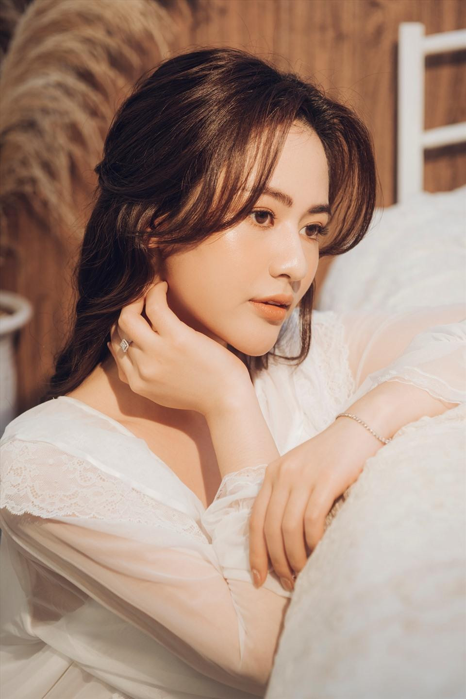 Cô sở hữu vẻ đẹp nhẹ nhàng, thanh thoát. Cô sở hữu vẻ đẹp nhẹ nhàng, thanh thoát.