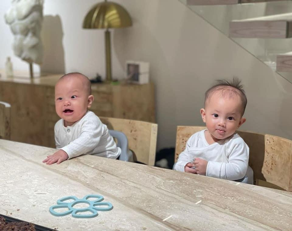 Leon cũng là thành viên siêng chuyện trò, gây ồn nhiều nhất trong nhà.