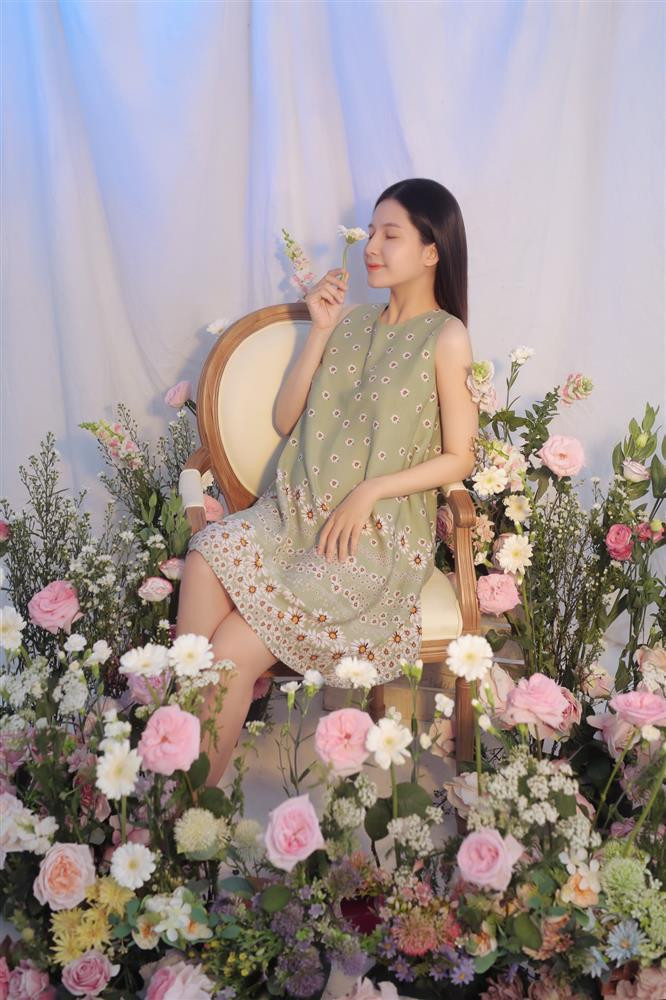 Hình ảnh người đẹp mang bầu đi làm ở studio.