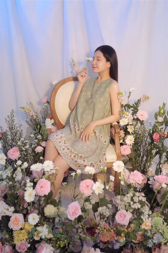 Hình ảnh người đẹp mang bầu đi làm ở studio.