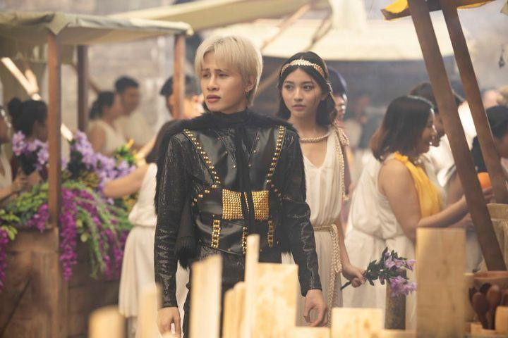 Tạo hình cổ trang của giọng ca &quot;Sóng Gió&quot; trong MV.