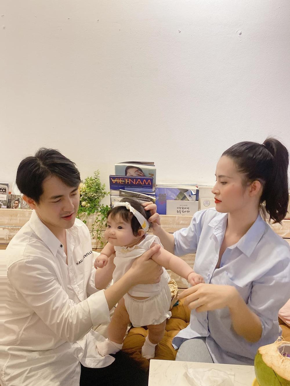 Con gái cặp sao đáng yêu như búp bê, biểu cảm siêu cưng.