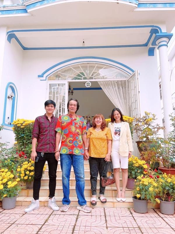 Diễn viên khoe ảnh Tết bên gia đình.