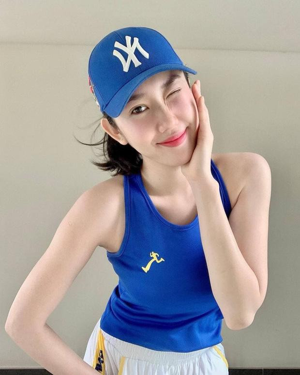 Thiết kế áo ba lỗ tông xanh logo vàng được Thúy Ngân đăng tải.