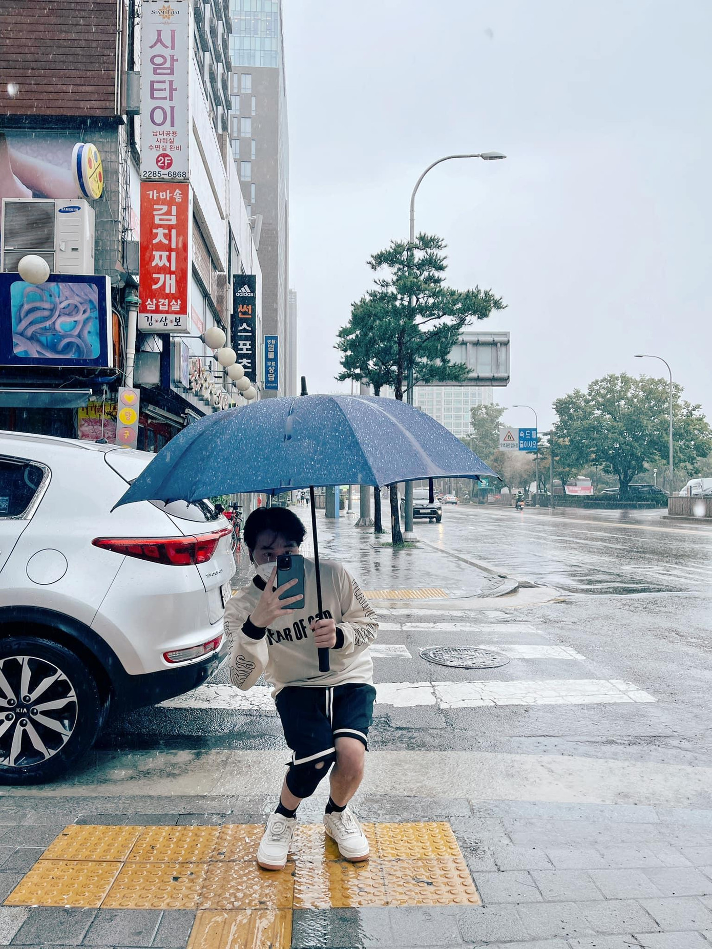 Nhìn dáng chụp đủ biết "phó nháy" có tâm Nhìn dáng chụp đủ biết "phó nháy" có tâm