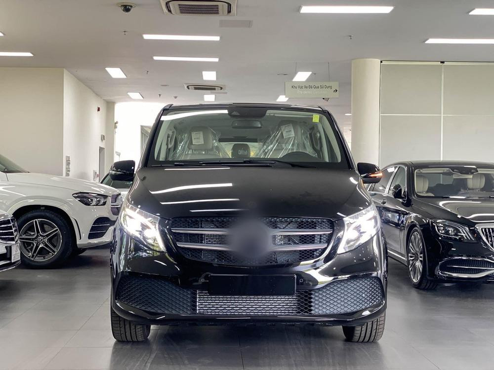 Thiết kế cùng thương hiệu màu đen anh mua cho con trai.