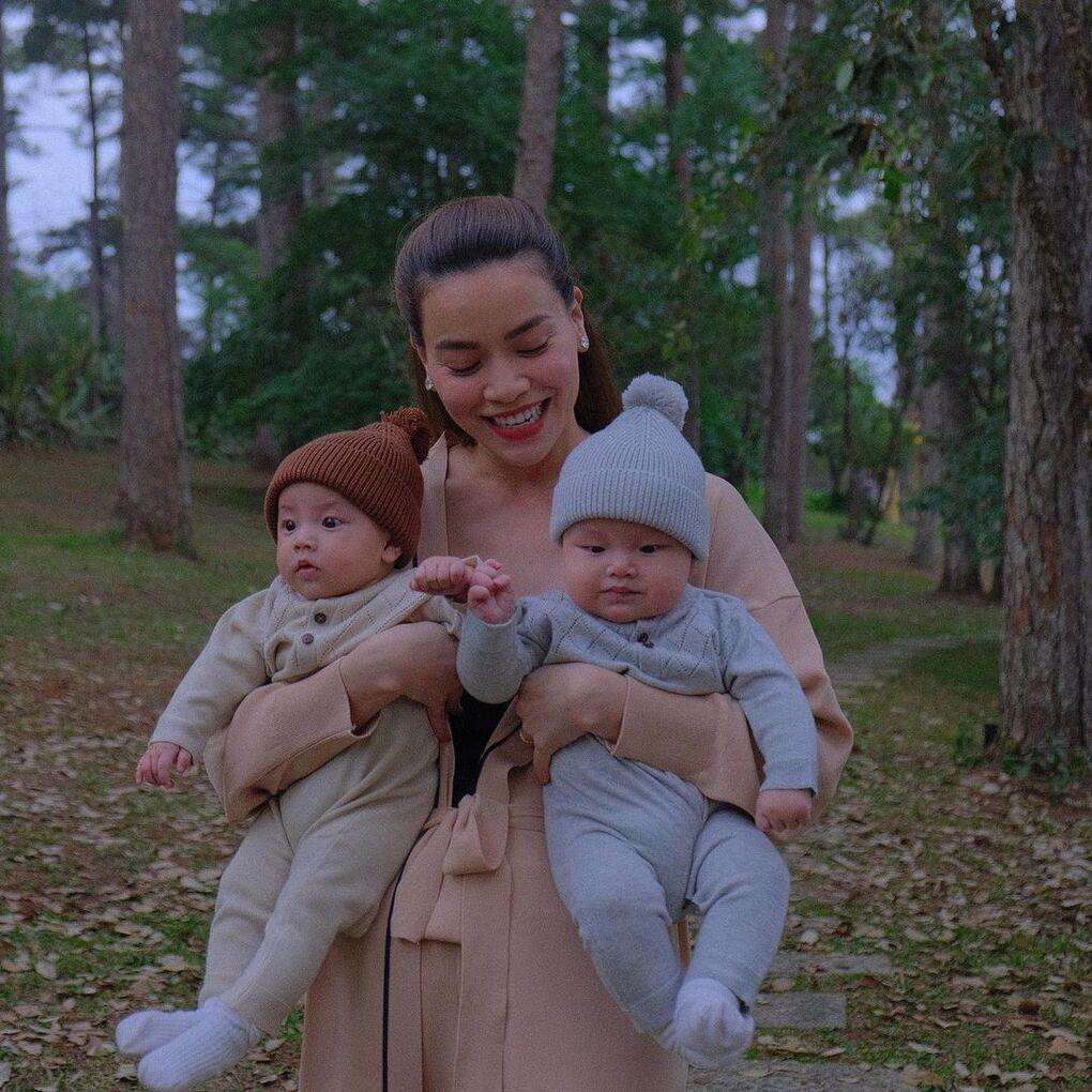 Hai nhóc tì nhà Hồ Ngọc Hà dễ thương khi diện đồ đôi. Hai nhóc tì nhà Hồ Ngọc Hà dễ thương khi diện đồ đôi.