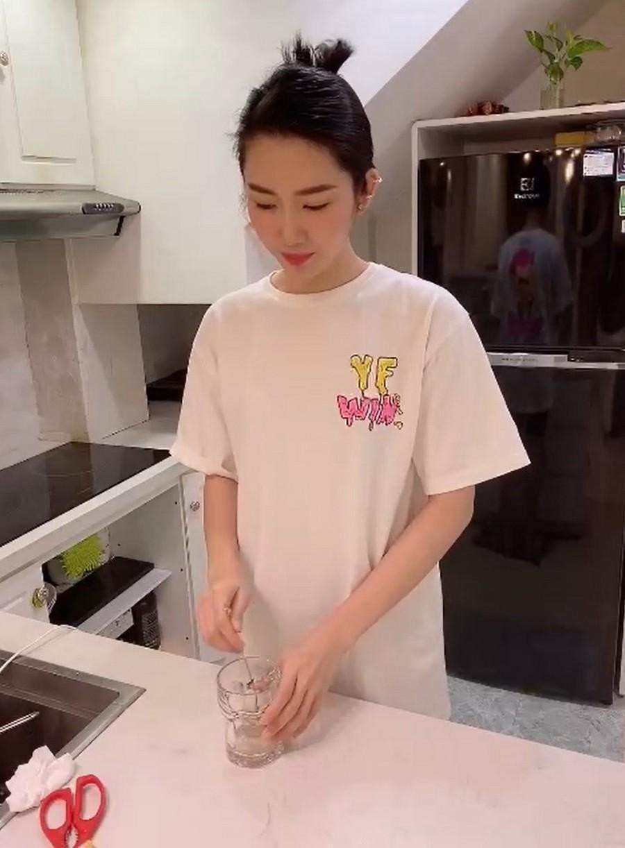 Diễn viên gốc Tiền Giang trổ tài làm bánh và trà sữa. Diễn viên gốc Tiền Giang trổ tài làm bánh và trà sữa.