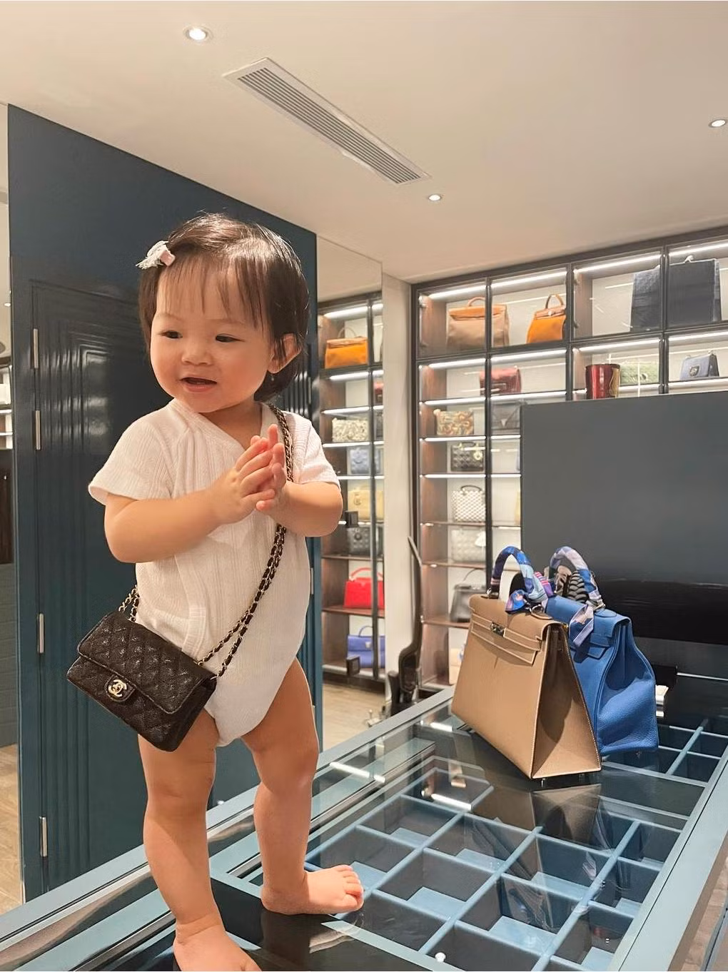 Bức ảnh "sang chảnh" của nhóc tì 1 tuổi khiến nhiều người trầm trồ.
