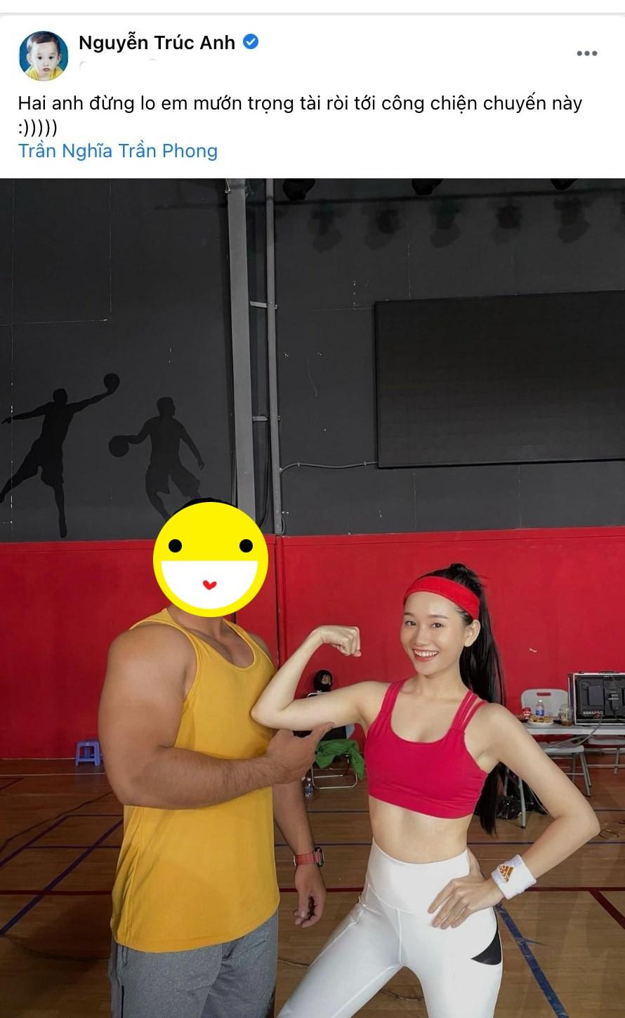 Diễn viên sinh năm 1998 vội đi tìm "trọng tài" cho hai người anh. Diễn viên sinh năm 1998 vội đi tìm "trọng tài" cho hai người anh.