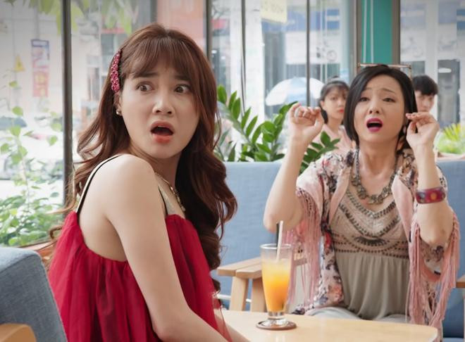 Kiểu thời trang màu mè với váy đầm nhiều hoa văn, có khăn trùm đầu là đặc trưng của nhân vật bà Ích trong phim.