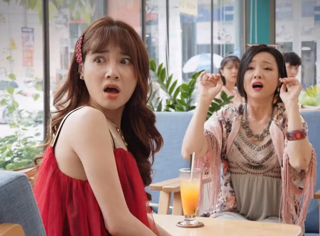 Kiểu thời trang màu mè với váy đầm nhiều hoa văn, có khăn trùm đầu là đặc trưng của nhân vật bà Ích trong phim.