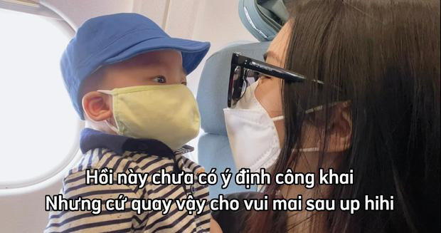 Lần thứ 2 đi máy bay nên bé Bo không còn bỡ ngỡ.