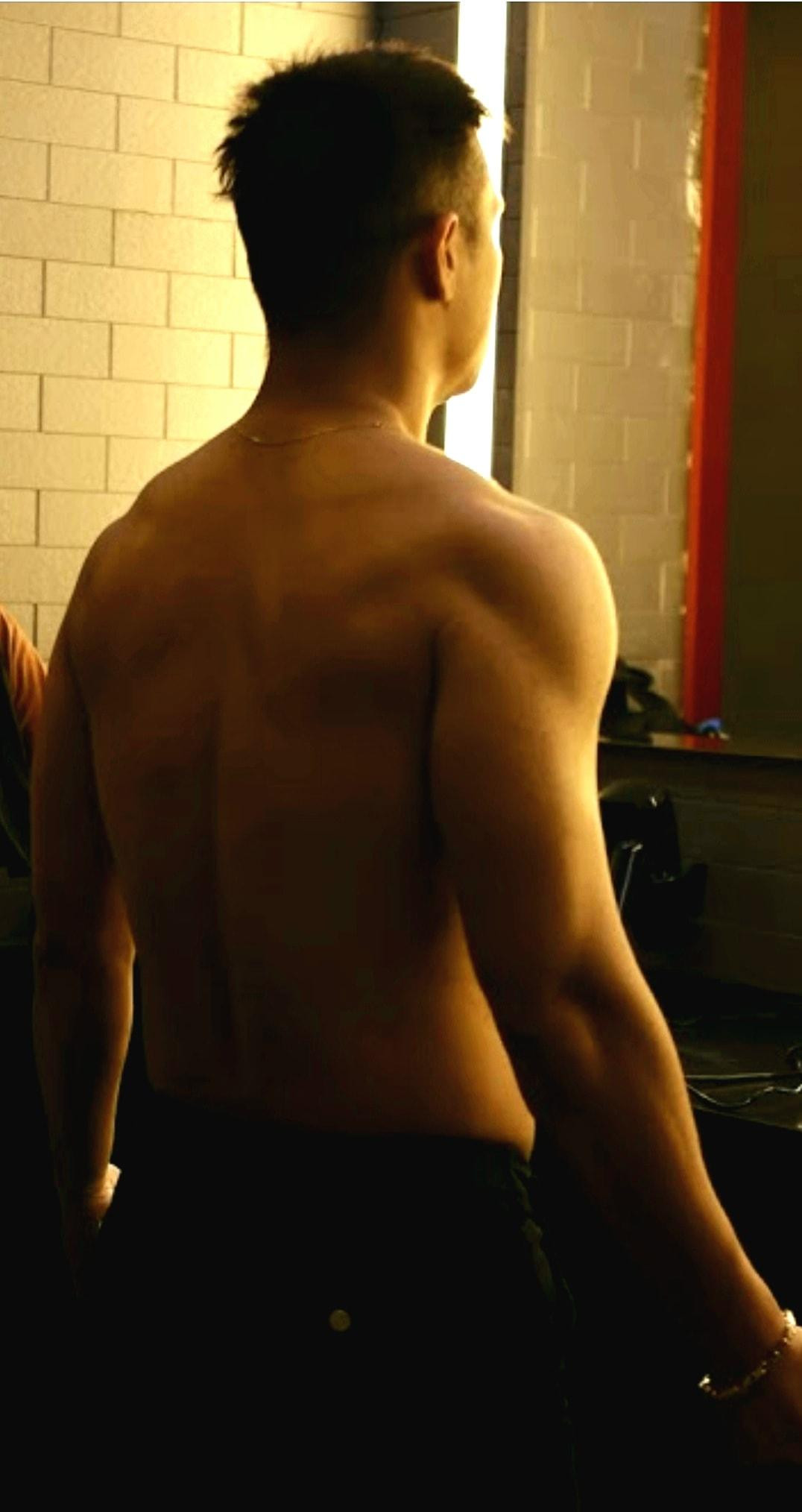 Body "không phải dạng vừa" của nam ca sĩ. Body "không phải dạng vừa" của nam ca sĩ.