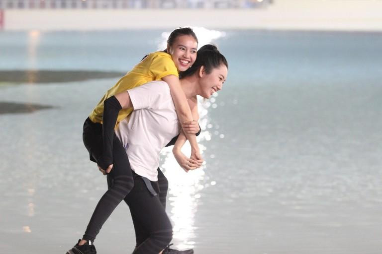 Hai thành viên nữ tham gia một thử thách của chương trình. Hai thành viên nữ tham gia một thử thách của chương trình.