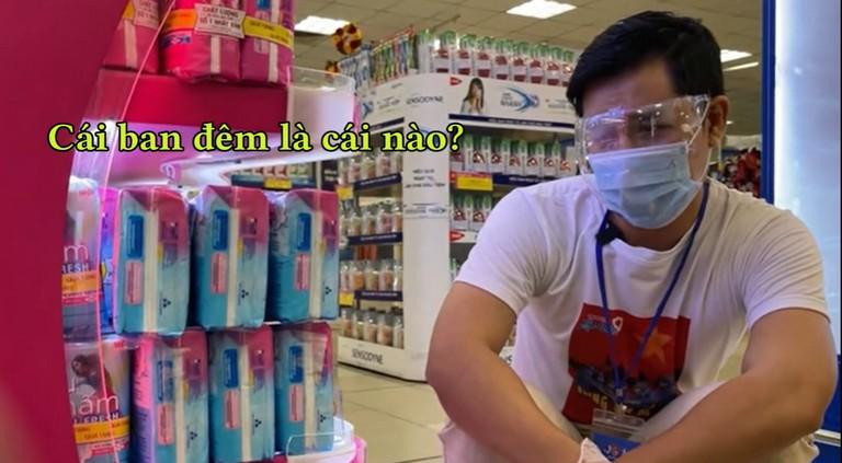 MC Nguyên Khang bối rối khi nhận đơn hàng phải mua băng vệ sinh.