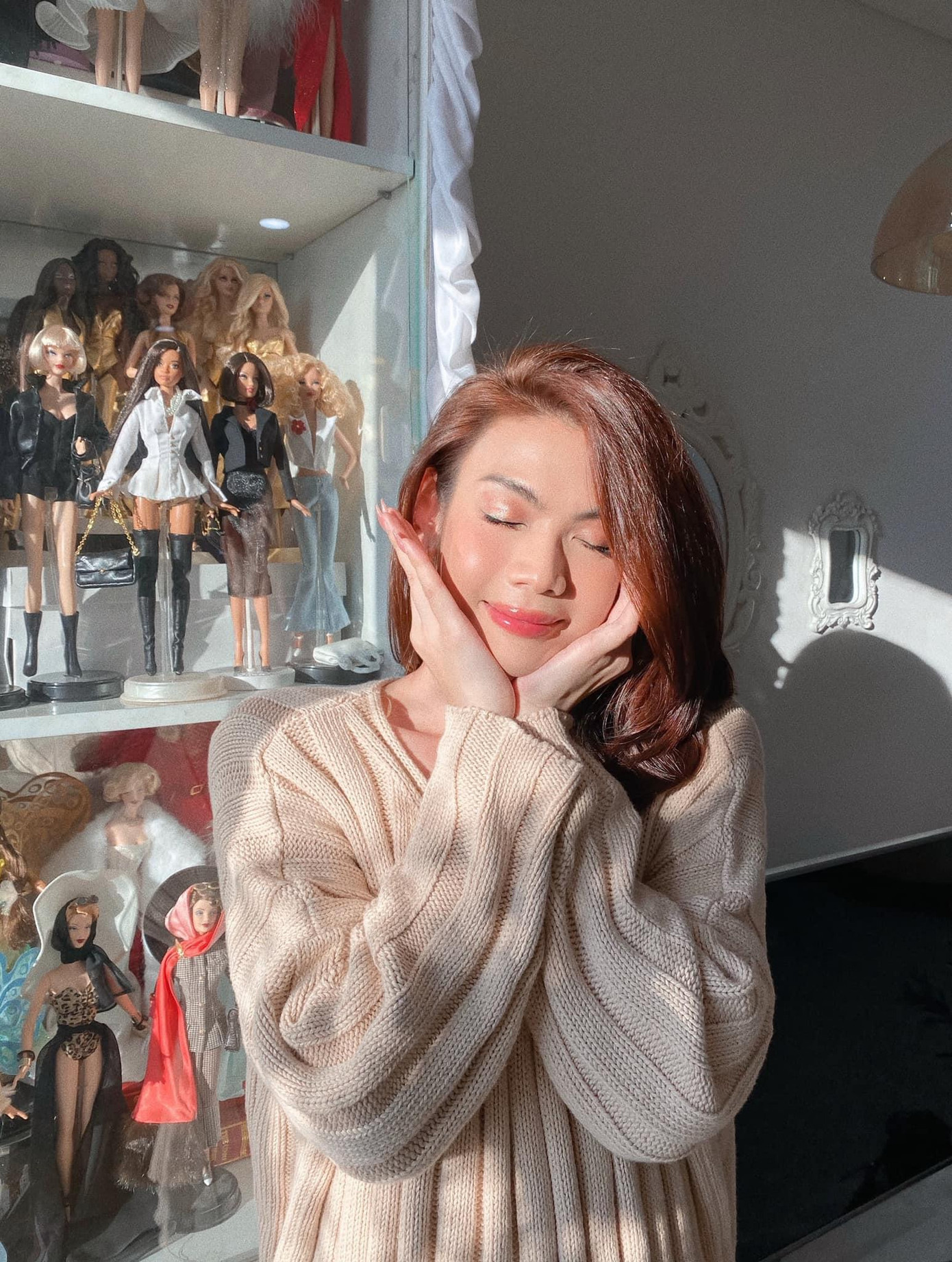 Từng học ngành thời trang nên Đào Bá Lộc tự tay may váy áo cho hơn 200 con búp bê.