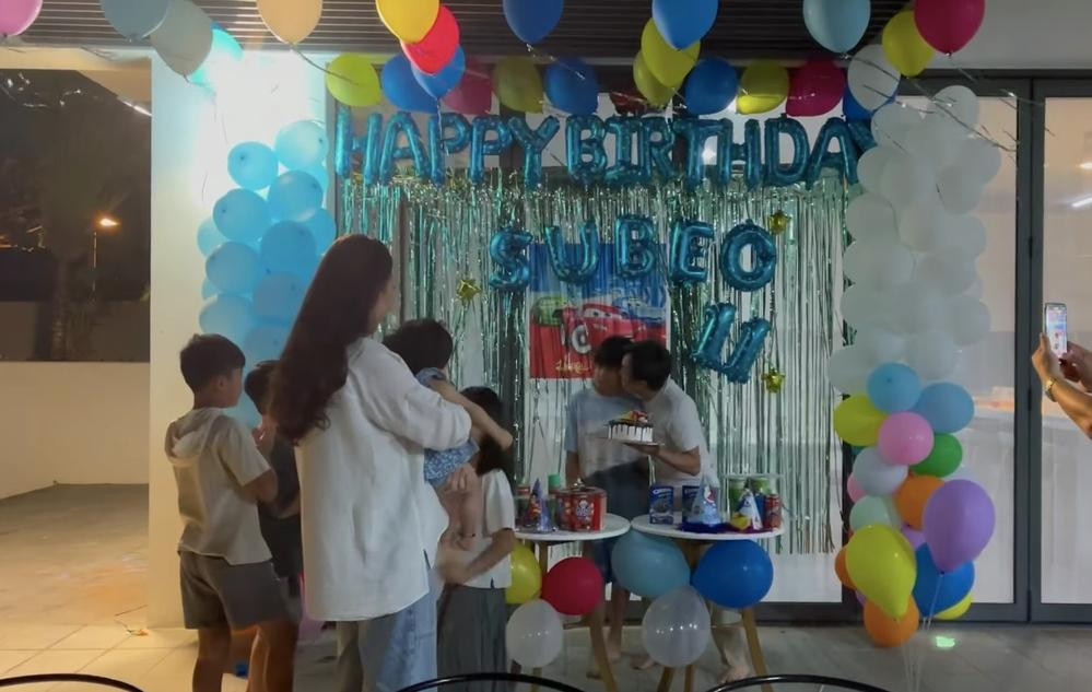 "Đại gia phố núi" liên tục ôm hôn, thể hiện tình cảm với con trai.