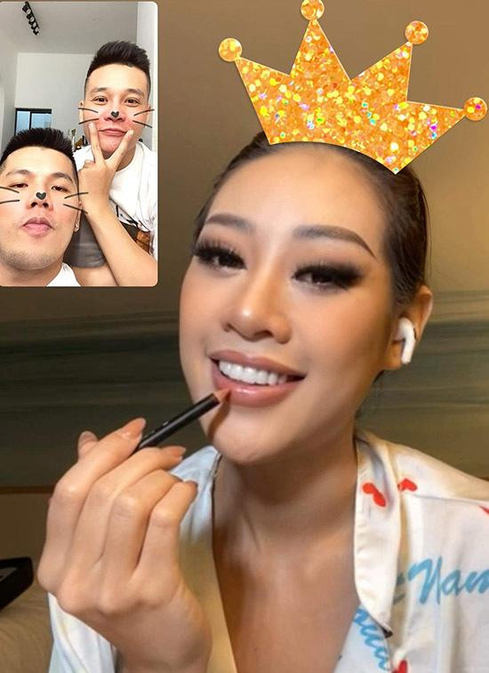 Quân Nguyễn - Pu Lê đã đồng hành cùng Khánh Vân trong hầu hết các layout make-up và làm tóc từ khi sang Mỹ đến nay. Quân Nguyễn - Pu Lê đã đồng hành cùng Khánh Vân trong hầu hết các layout make-up và làm tóc từ khi sang Mỹ đến nay.